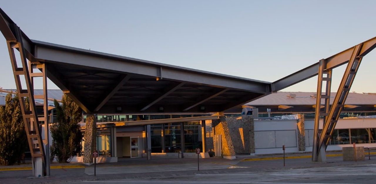Comandante Armando Tola Airport